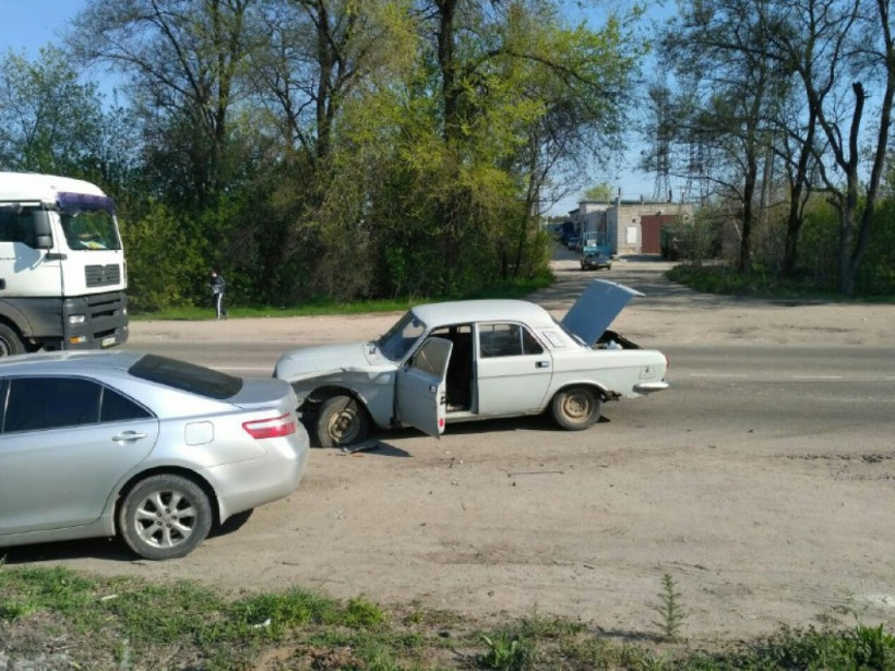 В Запорожье водитель Toyota Camry во время обгона врезался в «Волгу» (ФОТО)