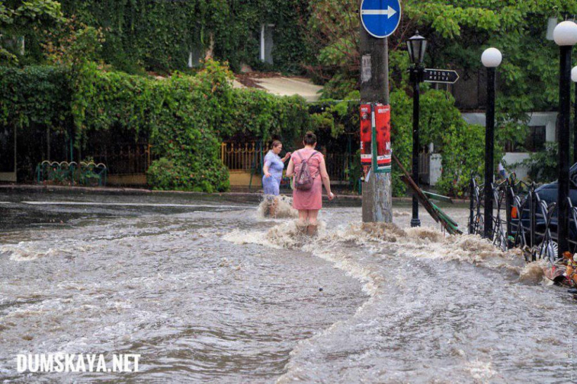 В Одессе прошел мощный ливень: Улицы затоплены, транспорт парализован (ФОТО)