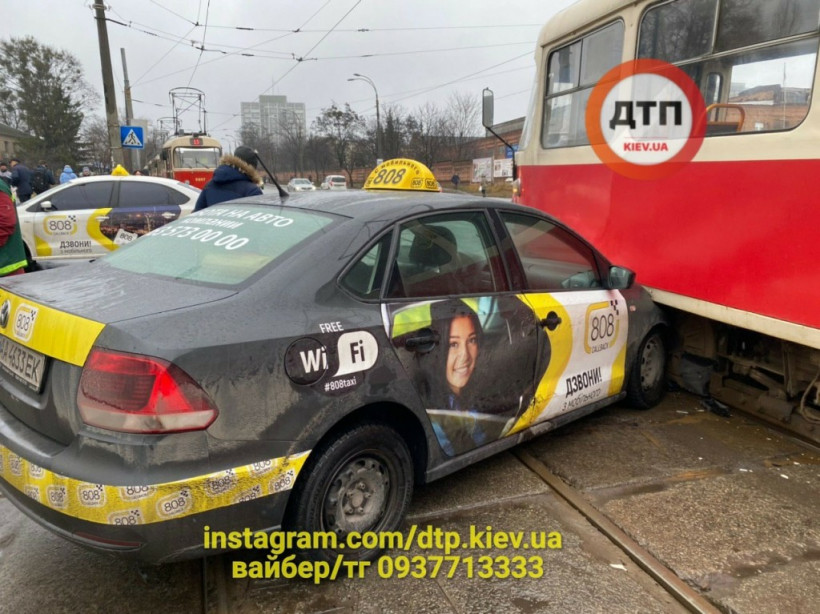 Движение электротранспорта остановлено: в Киеве такси врезалось в трамвай (ФОТО, ВИДЕО)