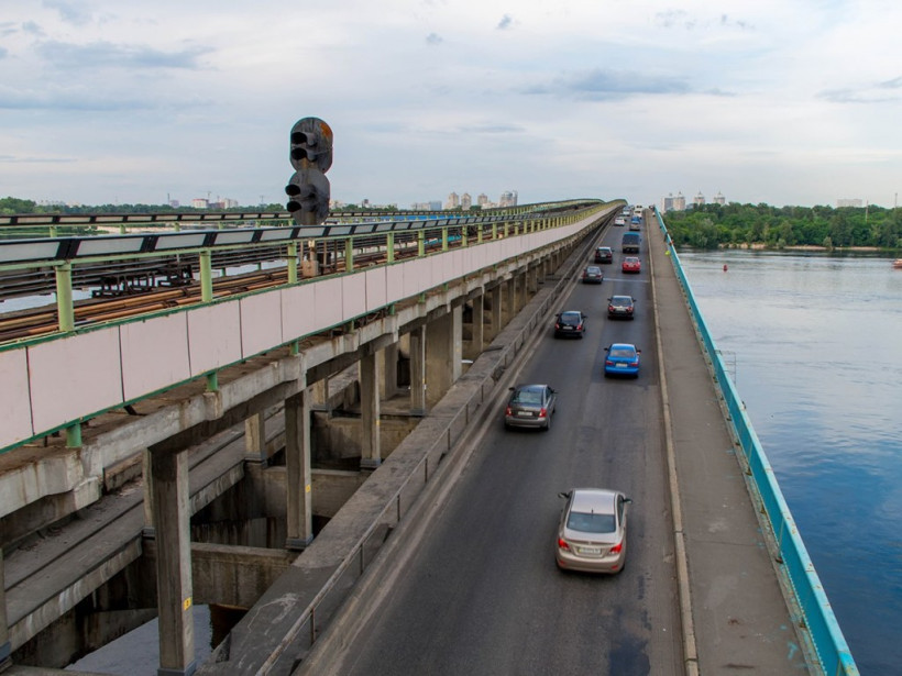 В Киеве неизвестный бегает по мосту Метро и угрожает его взорвать