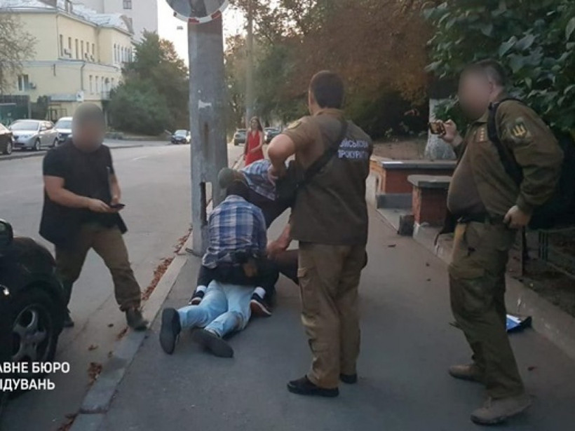 ГБР задержало мошенников, требовавших полмиллиона долларов за руководящую должность в «Укроборонпроме» (ФОТО)