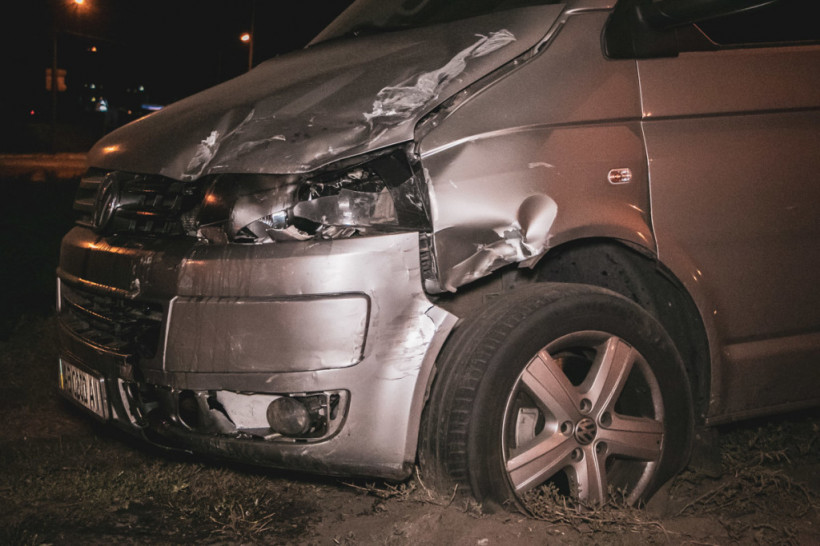 В Киеве два автомобиля снесло с дороги: в результате ДТП Volkswagen врезался в Hyundai (ФОТО, ВИДЕО)