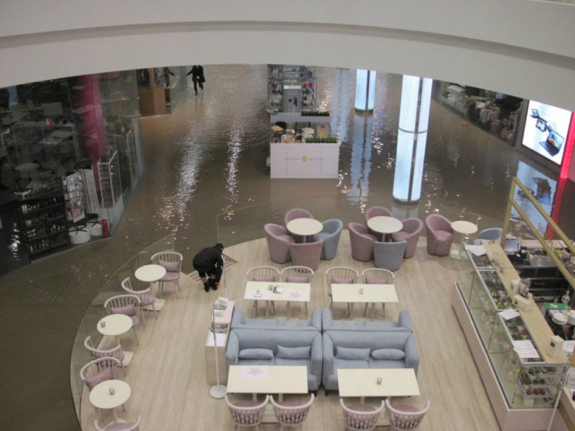 Потоп из кипятка в столичном ТРЦ Ocean Plaza: В больницу попали семь человек