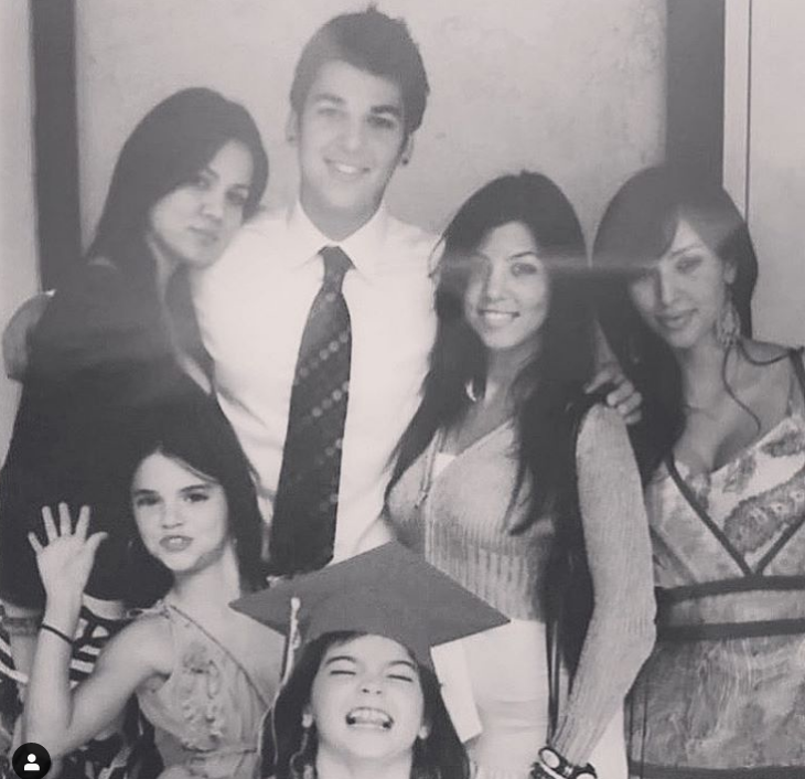 Ким Кардашьян поделилась редким архивным фото с семьей
