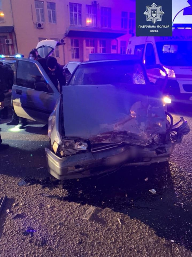 В Киеве автоугонщик на Honda во время погони врезался в Lexus (ФОТО)
