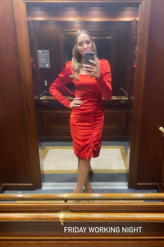 Селфи в лифте: Катя Осадчая в облегающем платье показала все свои изгибы (ФОТО)