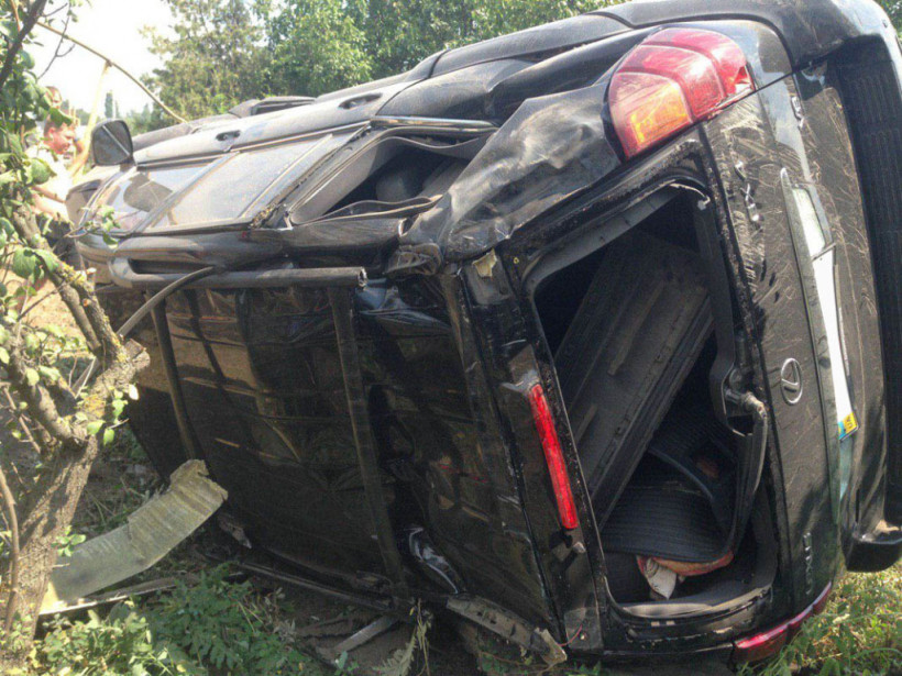 ДТП с опрокидыванием: под Днепром водитель Lexus врезался в частный дом (ФОТО)