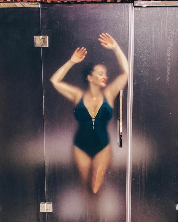 42-летняя Анфиса Чехова поделилась откровенным фото из бани