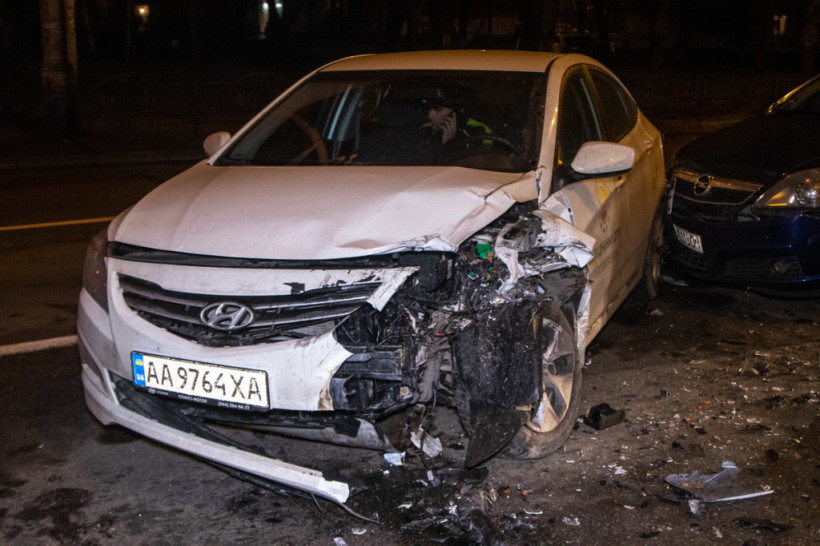 Пьяного окровавленного водителя задержали прохожие: В Киеве ВАЗ разбил два автомобиля (ФОТО)