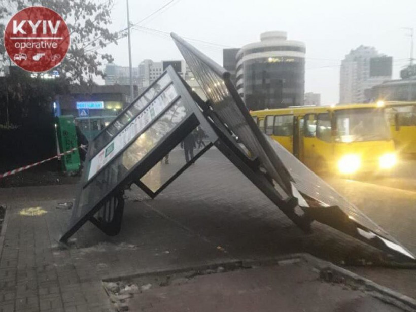 На Левобережной в Киеве рухнула остановка общественного транспорта (ФОТО)