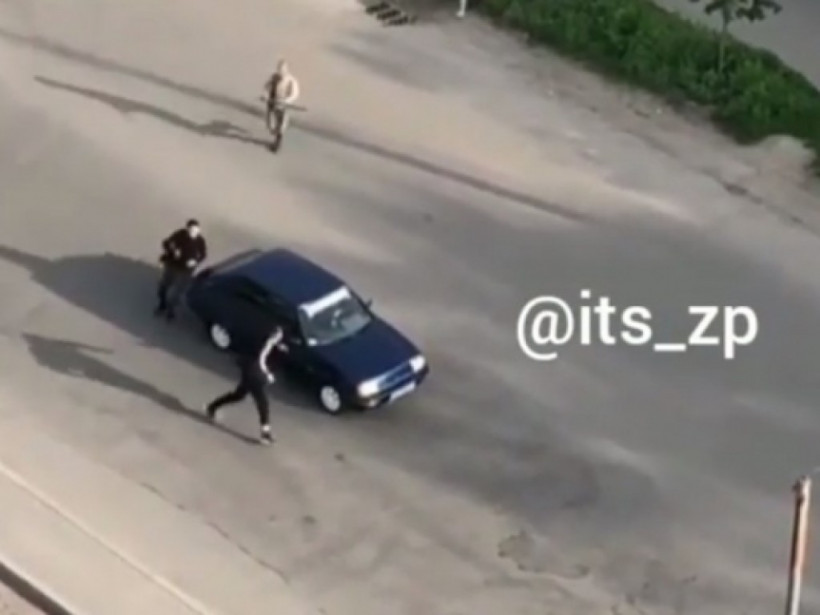 В Запорожье произошла перестрелка: пострадавшего избили палками (ВИДЕО)