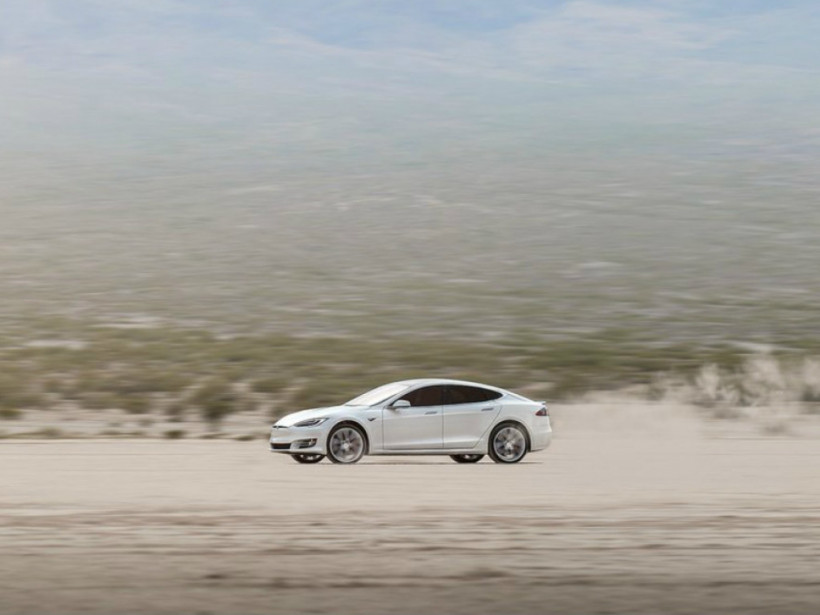 «В смертельной ловушке»: в США заживо сгорел в машине водитель Tesla