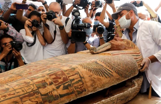В Египте журналистам показали вскрытие саркофага: опубликованы уникальные фото артефактов
