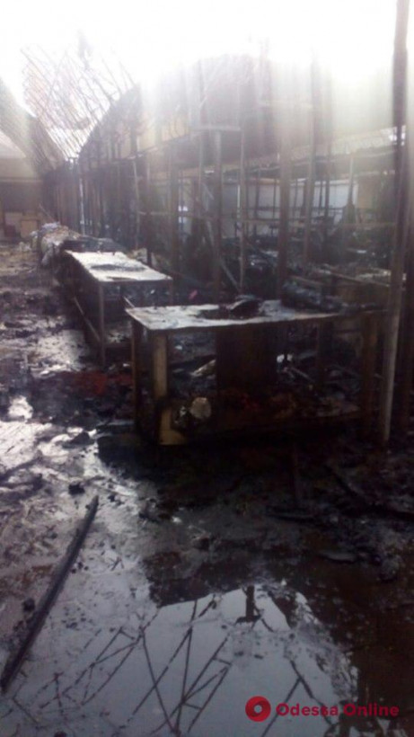 В Одессе горел рынок: огнем уничтожено 7 торговых павильонов (ФОТО)