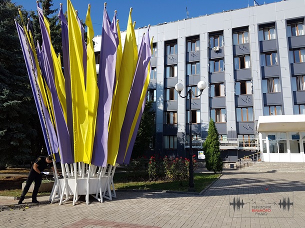 Неизвестные сожгли флаги Украины у горсовета на Донбассе (ФОТО)