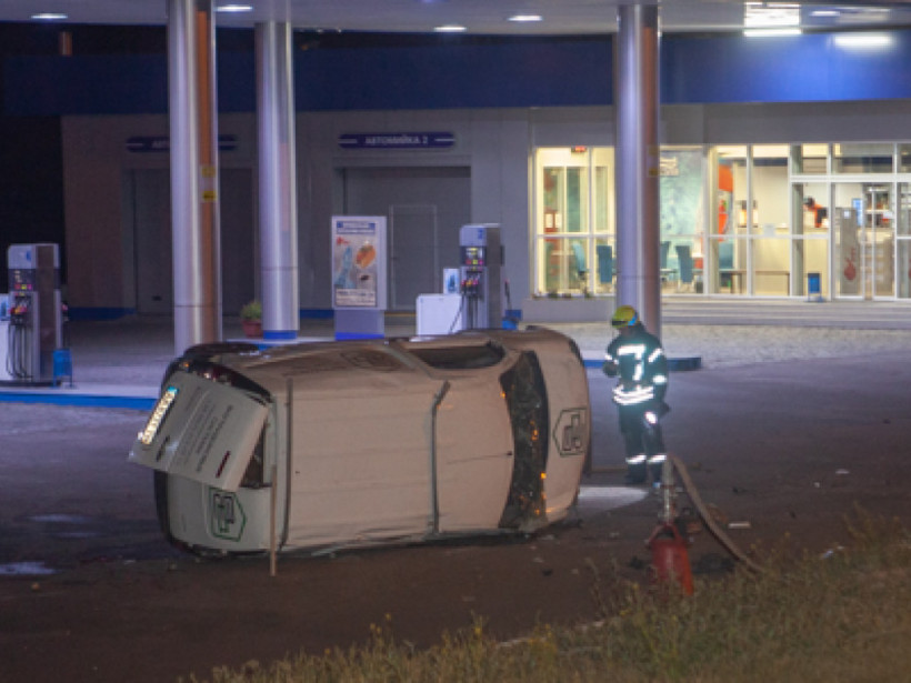 В Днепре на территорию АЗС вынесло Renault из-за автохама: автомобиль перевернулся (ФОТО)