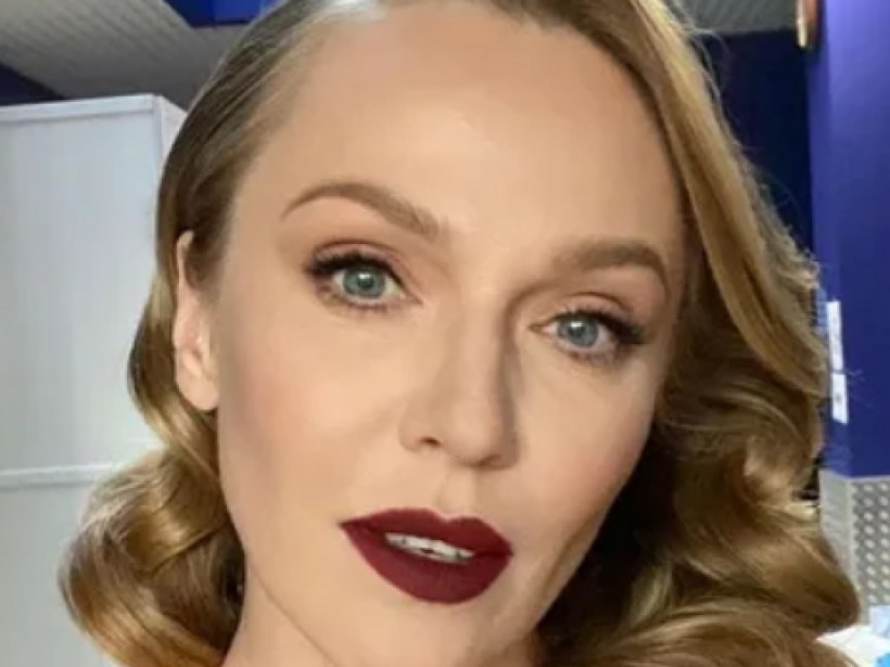 41-летняя Альбина Джанабаева позировала без юбки и похвасталась стройными ножками (ФОТО)