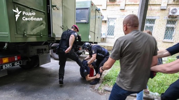 Столкновения под Шевченковским судом: от рук правоохранителей пострадал нардеп (ФОТО)