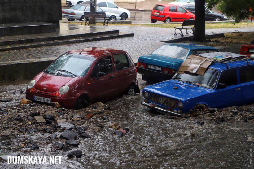 В Одессе прошел мощный ливень: Улицы затоплены, транспорт парализован (ФОТО)