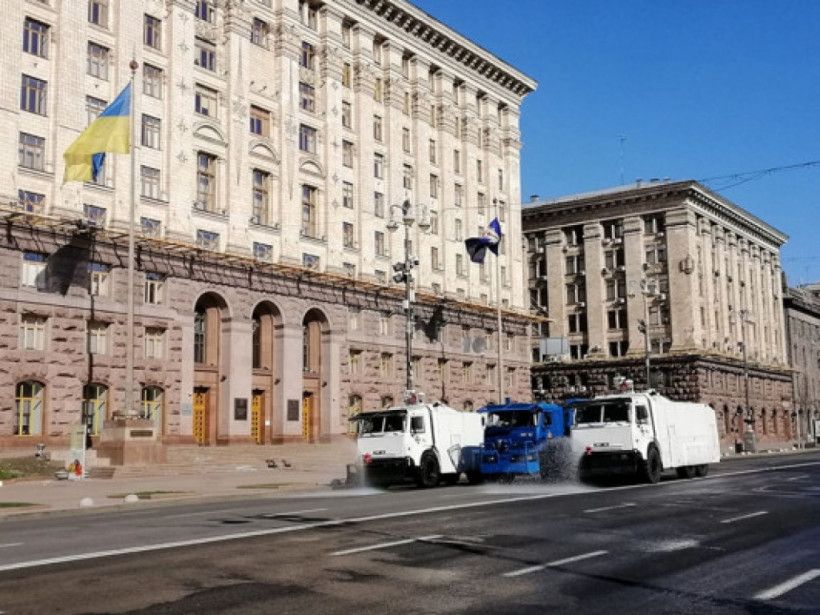Дезинфекция центральных улиц: бойцы Нацгвардии с помощью водометов помыли Крещатик (ФОТО, ВИДЕО)