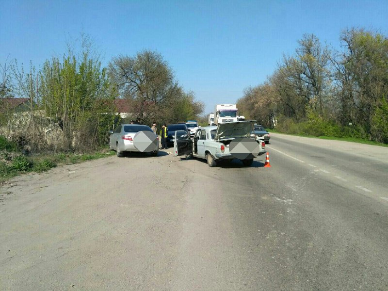В Запорожье водитель Toyota Camry во время обгона врезался в «Волгу» (ФОТО)