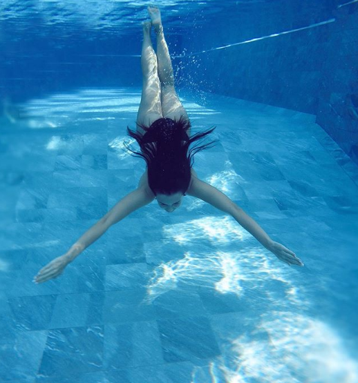 «Русалочка»: Настя Каменских показала изящное фото своего плавания в бассейне