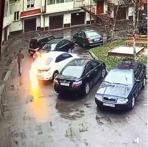 В Ивано-Франковске мужчина среди белого дня сжег авто на стоянке (ФОТО)