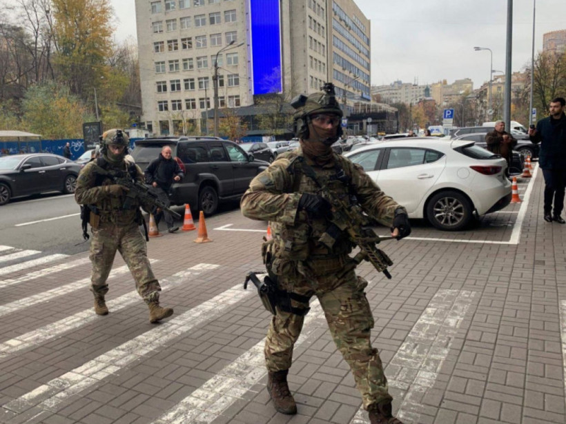 СБУ начала проводить обыск в столичном бизнес-центре (ФОТО)