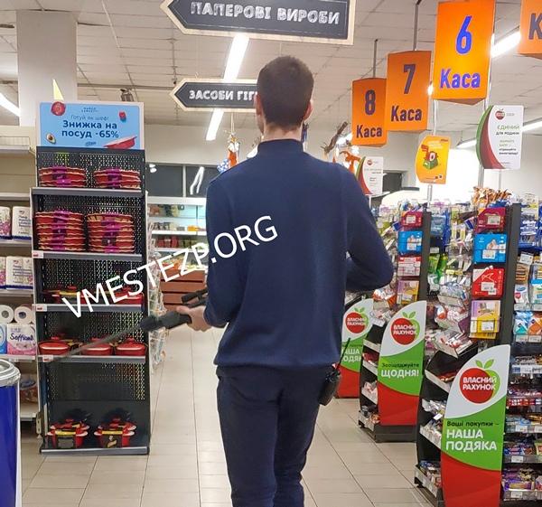 В Запорожье охранник стрелял из винтовки по воробьям в торговом зале супермаркета (ФОТО)