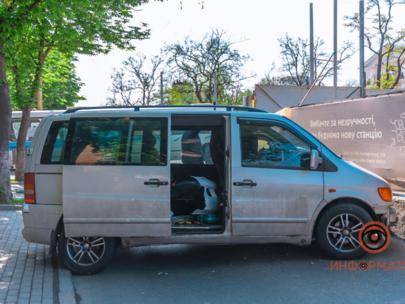 В Днепре Mercedes врезался в ограждение метро и стал поперек дороги (ФОТО) В Днепре Mercedes врезался в ограждение метро и стал поперек дороги (ФОТО)