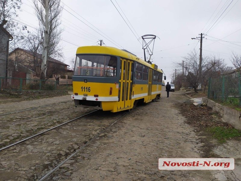 В Николаеве с рельсов сошел трамвай (ФОТО)