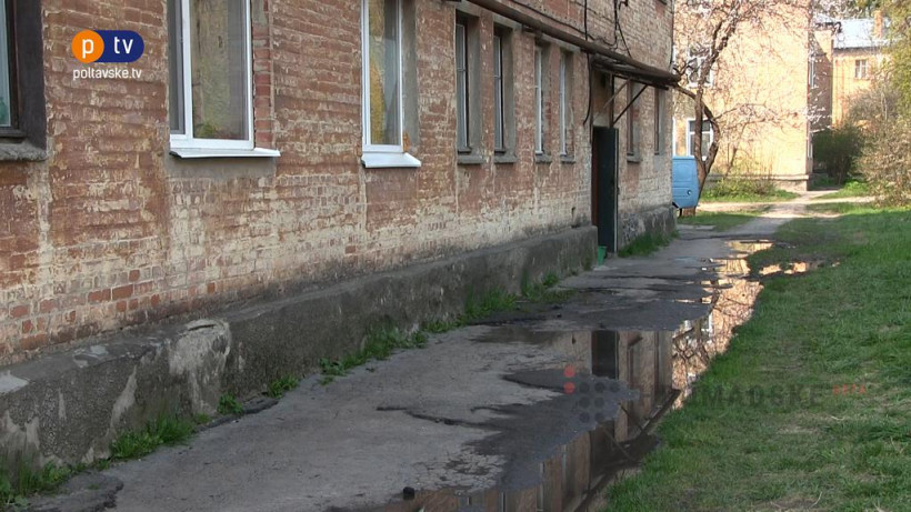 В Полтаве канализационными стоками затопило двор общежития (ФОТО, ВИДЕО)