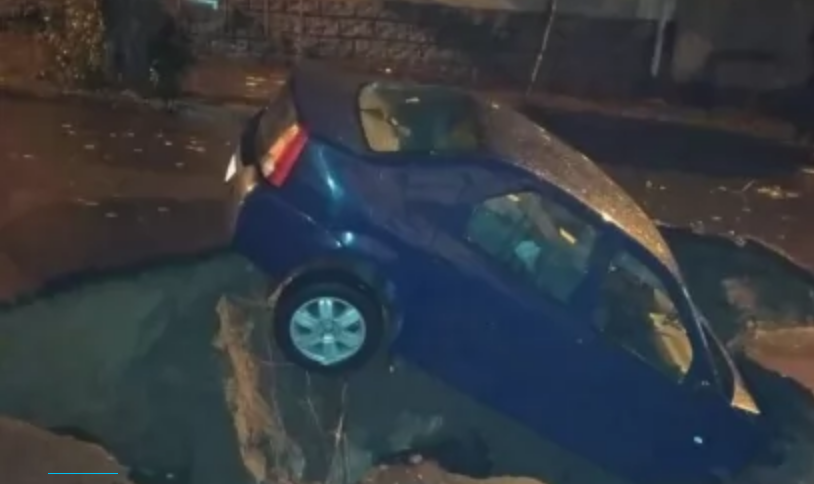 Провалилась бампером вниз: В яме на дороге под Одессой застряла машина, пострадали 3 человека (ФОТО)