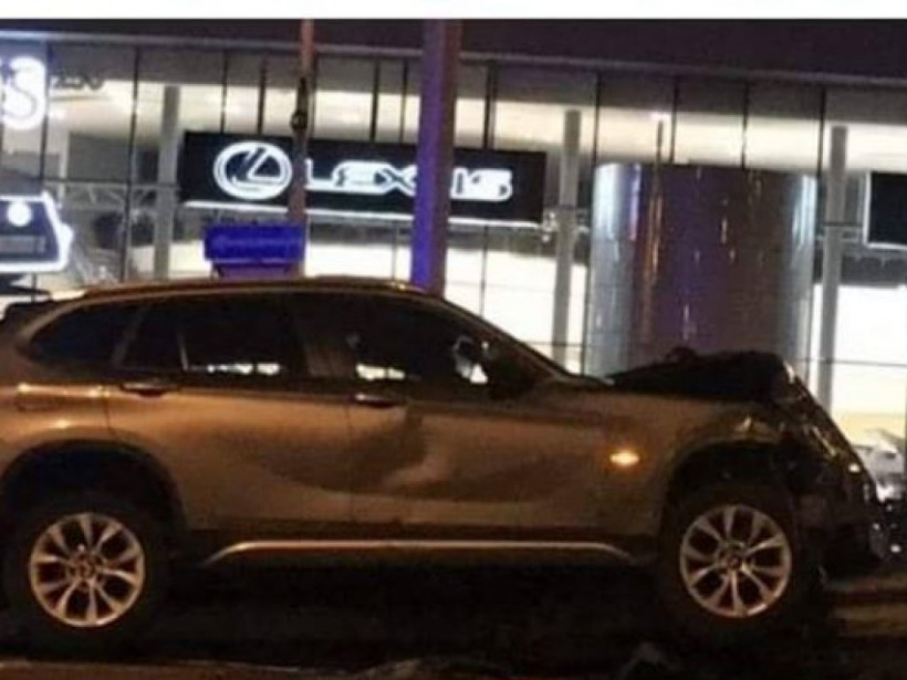 На Окружной в Киеве BMW влетел в отбойник (ФОТО)
