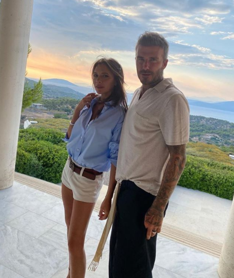 46-летняя Виктория Бекхэм опубликовала фото на фоне пейзажа в обнимку с мужем