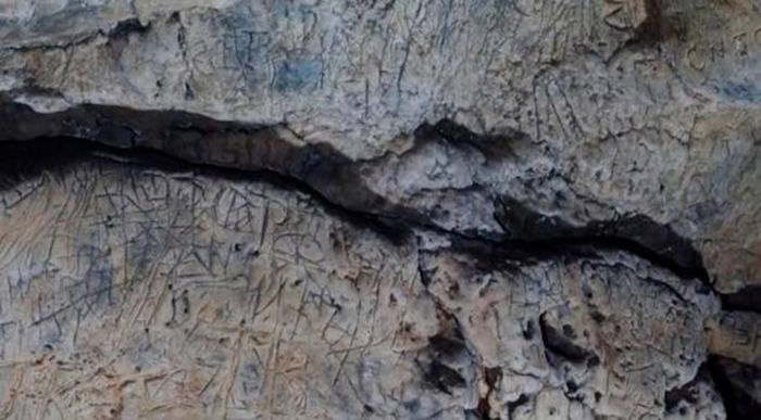 На стене пещеры в Великобритании нашли таинственные «следы ведьм» (ФОТО, ВИДЕО)
