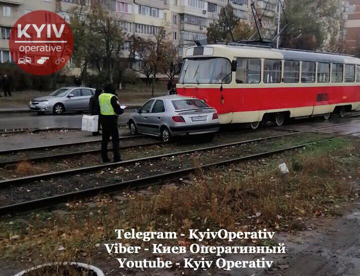 На Троещине в Киеве трамвай несколько метров протащил по путям иномарку (ФОТО)