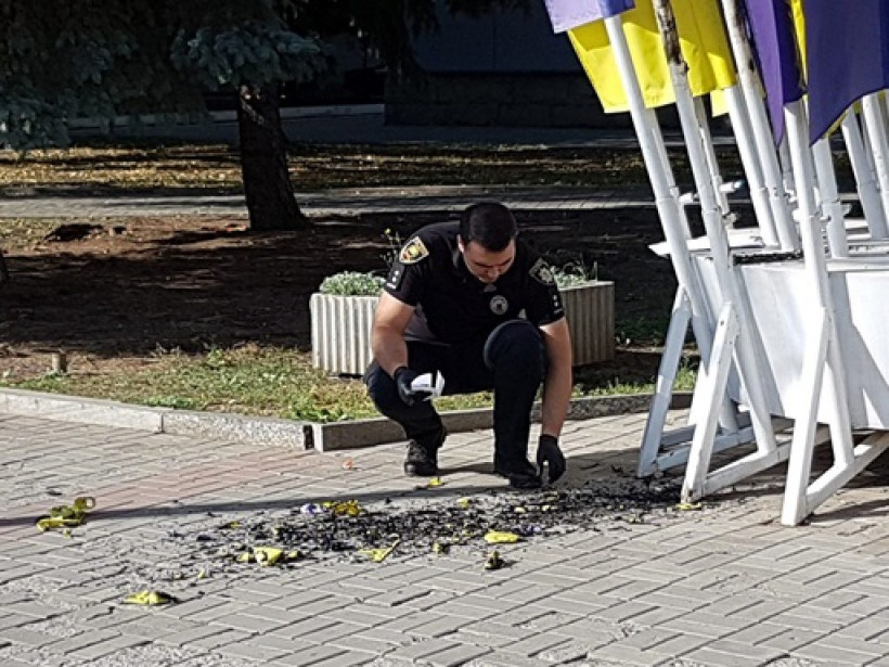 Неизвестные сожгли флаги Украины у горсовета на Донбассе (ФОТО)