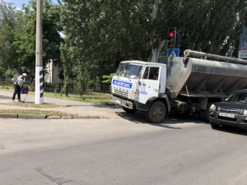 Уходя от столкновения в Мелитополе, грузовик едва не снес светофор (ФОТО)