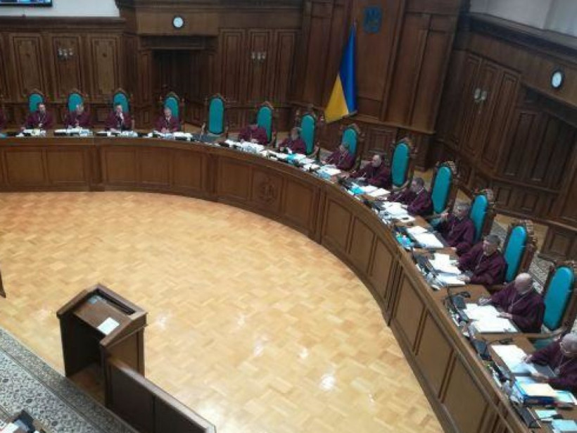 КСУ снял с повестки дня рассмотрение дела о люстрации - СМИ