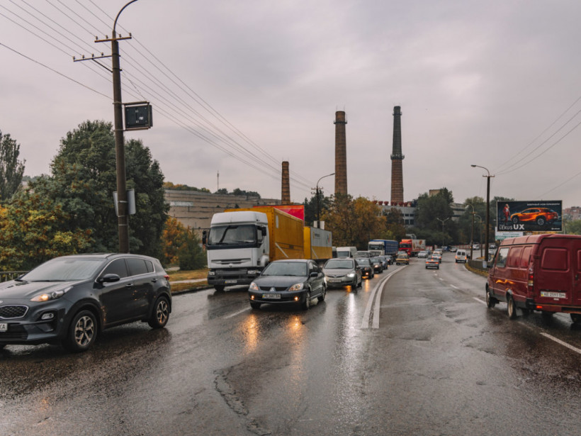 Возле больницы в Днепре столкнулись Volvo и Daewoo (ФОТО, ВИДЕО)