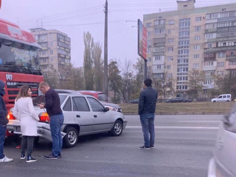 В Киеве произошло массовое ДТП: движение парализовано (ФОТО)