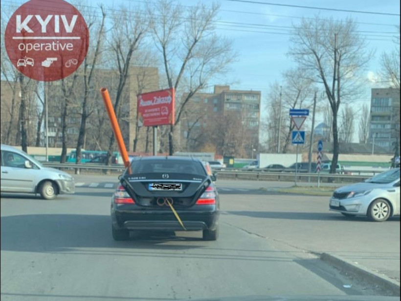  «Копьеносец»: в Сети потешаются над незадачливым водителем со стройматериалами
