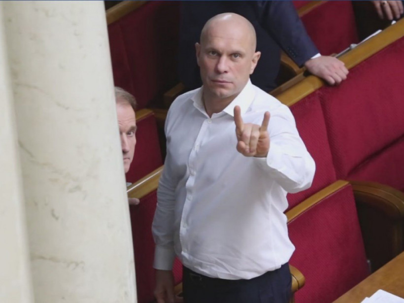 Нардеп Кива рассматривал фото обнаженной женщины в зале Рады (ВИДЕО)