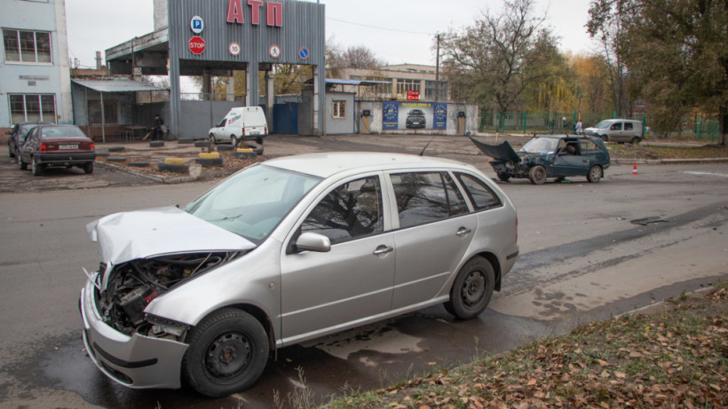 В Днепре столкнулись Skoda и «Таврия»: водителя увезла скорая (ФОТО, ВИДЕО)