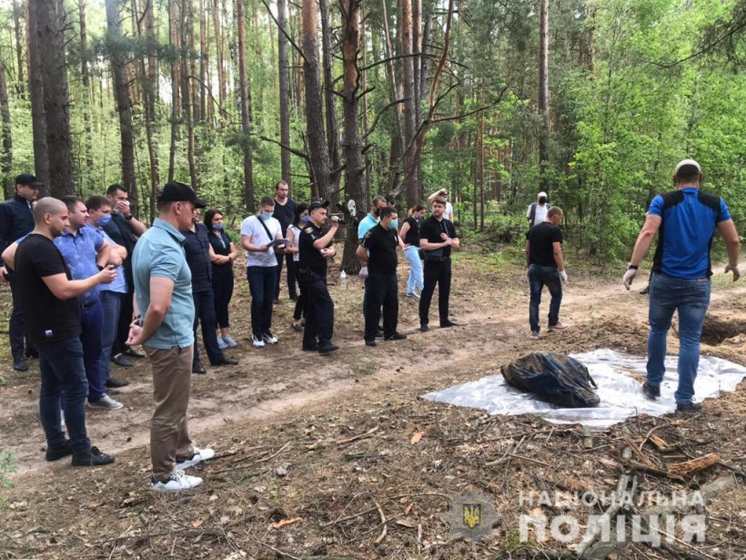 Пропавших искали около недели: Под Киевом нашли закопанные трупы мужчины и женщины (ФОТО, ВИДЕО)