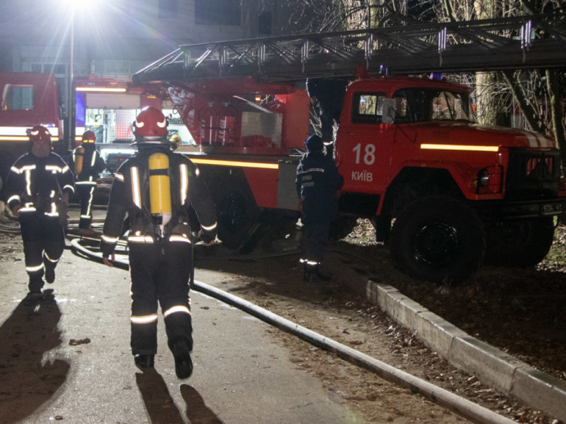 При пожаре на Харьковском шоссе в Киеве погибли двое людей (ФОТО)