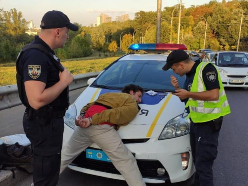 В Киеве мужчину, который устроил стрельбу в троллейбусе, нашли в троллейбусе (ФОТО)