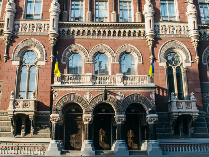 НБУ установил официальный курс на уровне 27,64 гривны за доллар