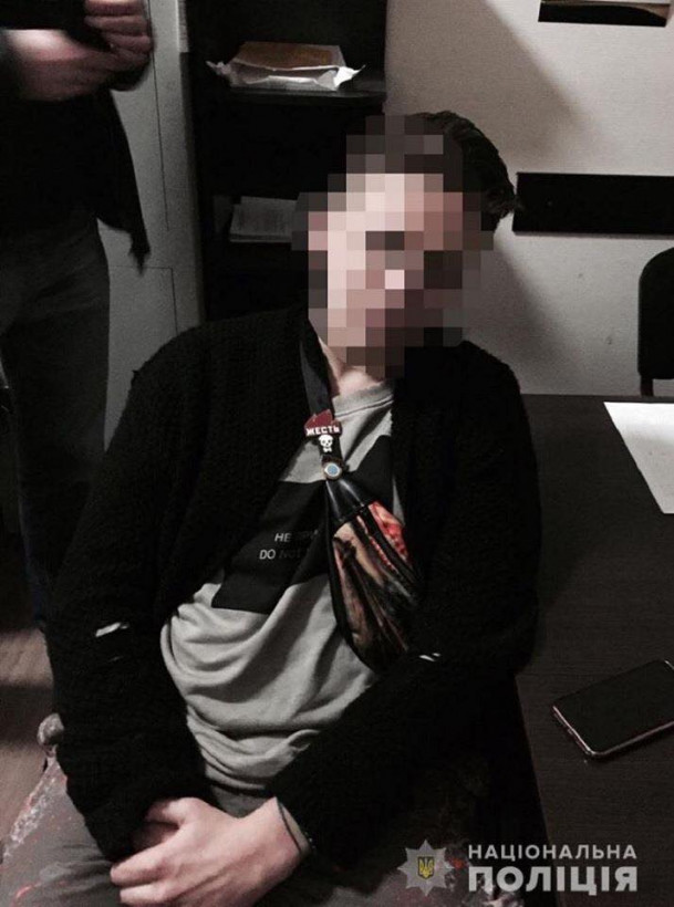 На Оболони в Киеве полицейские изъяли у юноши наркотики на сумму 25 тысяч гривен (ФОТО)
